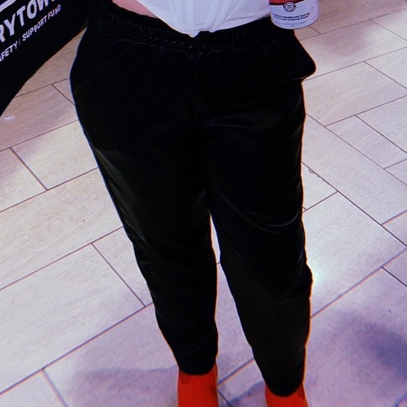 Fabletics High-Waisted Vegan Leather Pant Size L - Picture 2 of 8